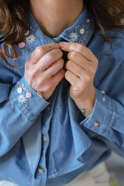 CAMICIA JEANS RICAMI ROSA
