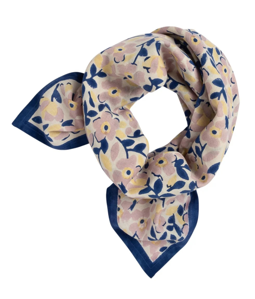 grand-foulard-bindi-amelia-pink_27ce54a5-0c64-49f7-928b-051b84179842.webp