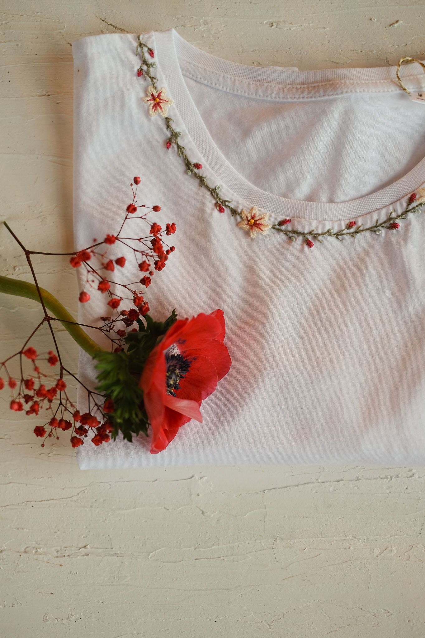 T-SHIRT RICAMI CORONCINA ROSSO VERDE