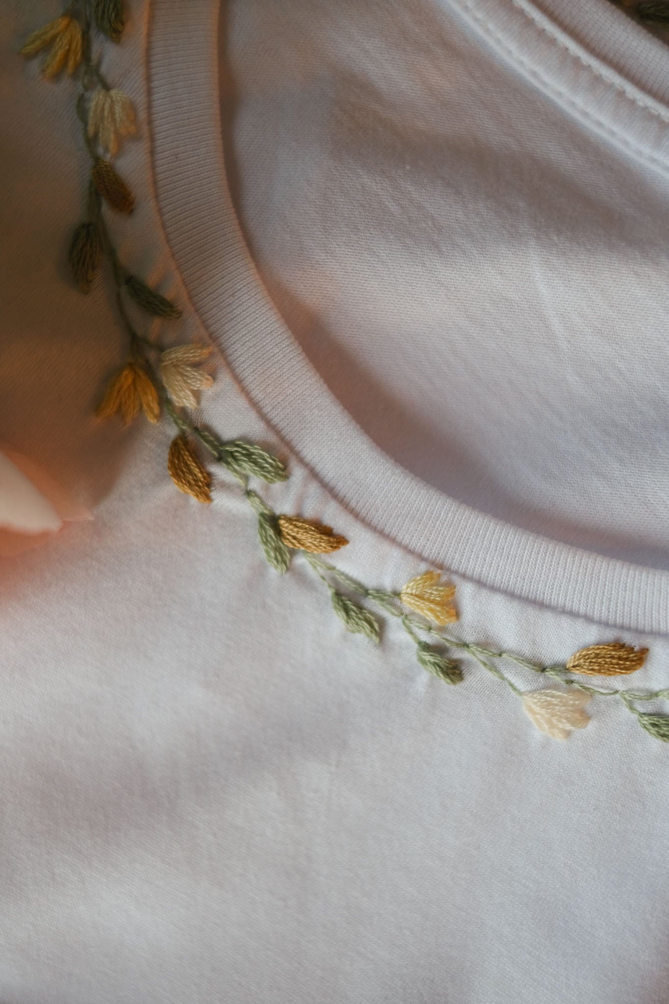 T-SHIRT RICAMI CORONCINA SALVIA SENAPE