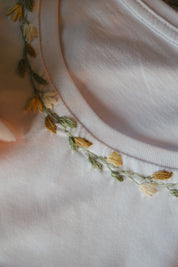 T-SHIRT RICAMI CORONCINA SALVIA SENAPE