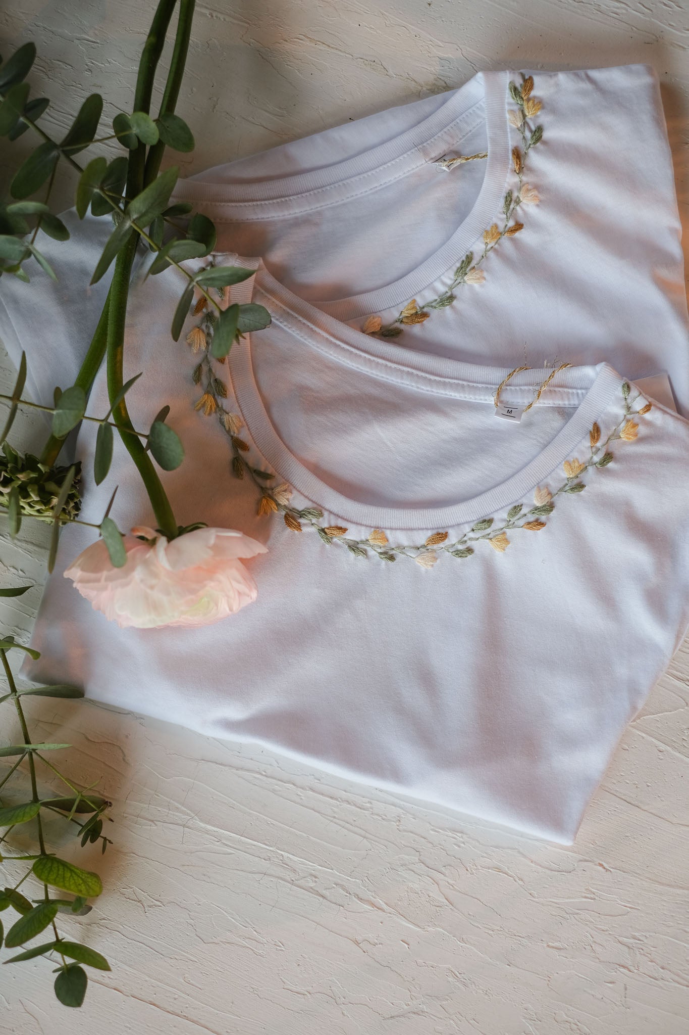 T-SHIRT RICAMI CORONCINA SALVIA SENAPE