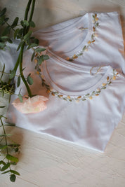 T-SHIRT RICAMI CORONCINA SALVIA SENAPE