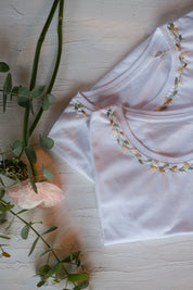 T-SHIRT RICAMI CORONCINA SALVIA SENAPE